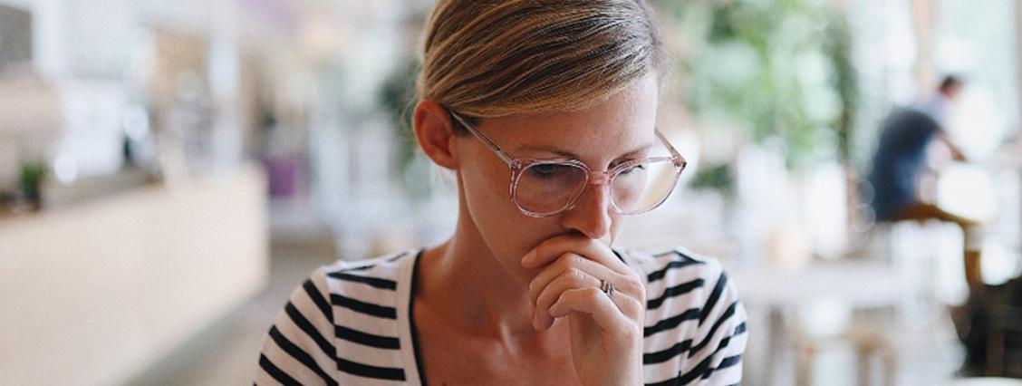 Frau in einem gestreiften T-Shirt denkt nach