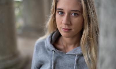 Junge Frau schaut in die Kamera