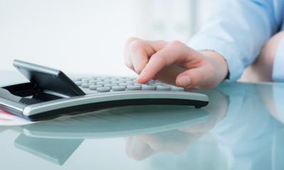 Symbolfoto eines Zahnarztes bei der digitalen Dokumentation parodontaler Behandlungsdaten am Bildschirm.