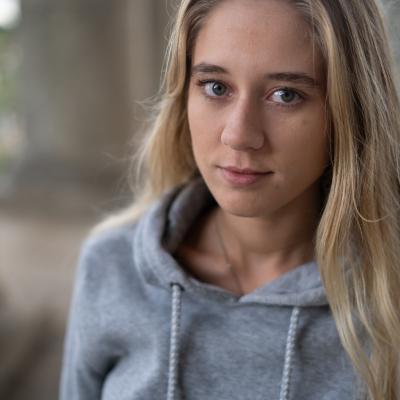 Junge Frau schaut in die Kamera