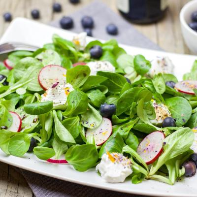 Blattsalat mit Radieschen und Blaubeeren