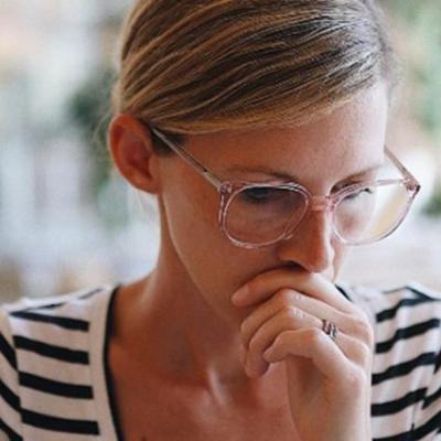 Frau in einem gestreiften T-Shirt denkt nach