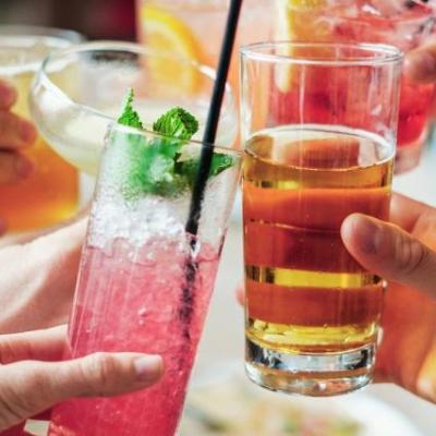 Anstoßen mit Drinks